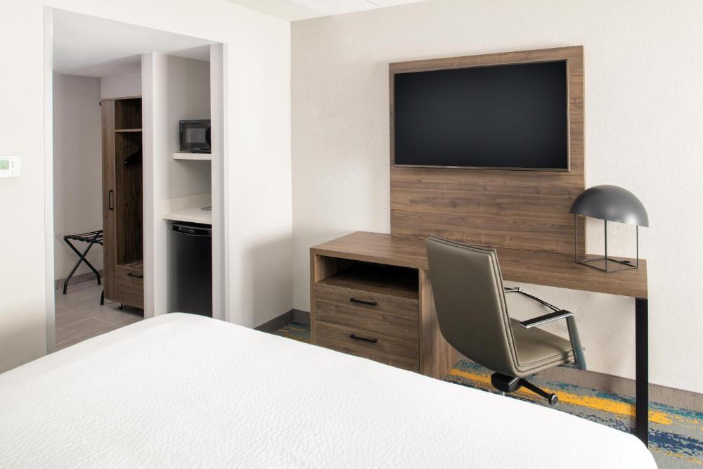 Junior King Suite - Non-Smoking interior